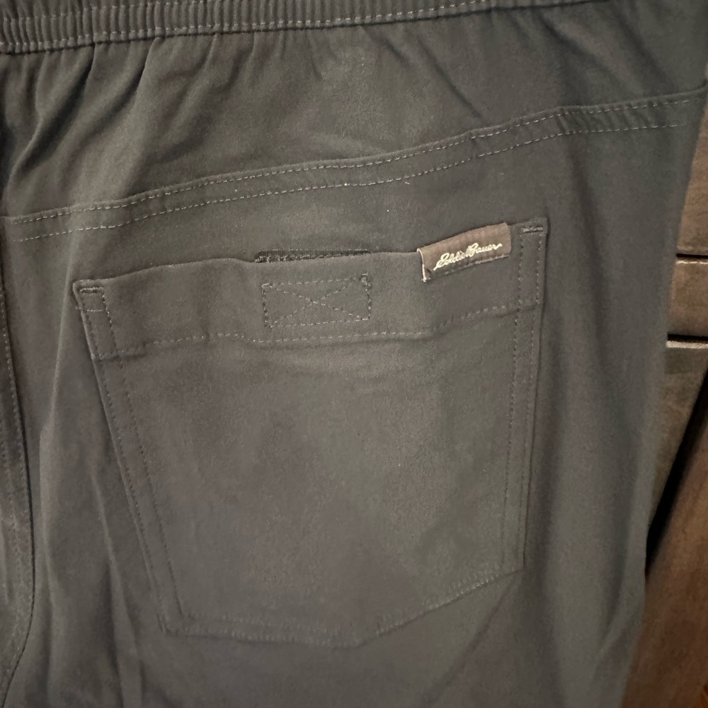 Eddie Bauer Men's Cargo Pants in Charcoal Gray - Picture 3 of 4